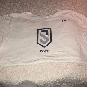 NIKE TEE NWOT